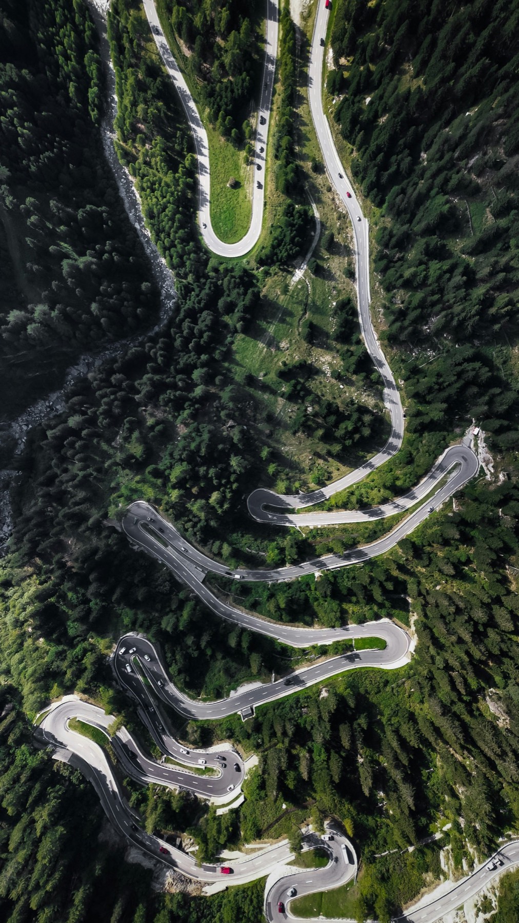 车辆行驶在山间公路