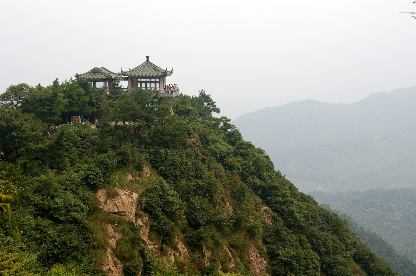 莫干山环线：莫干山山巅亭台俯瞰层叠群山 | Jakub Ha